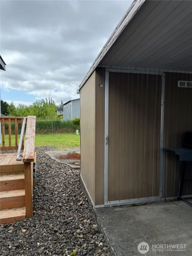 Outside storage/Carport
