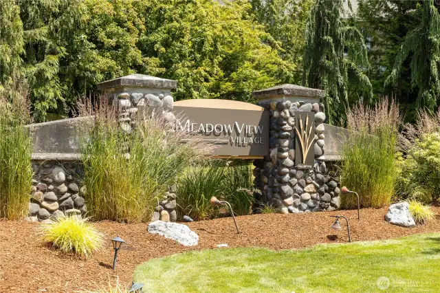 Welcome to the Meadowview community—peaceful, well-maintained, and ideally located in the heart of Redmond