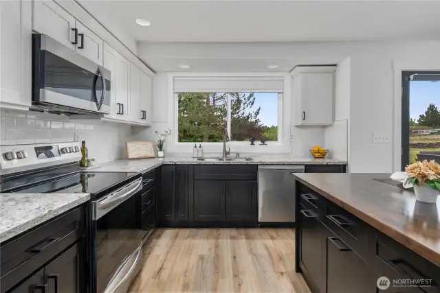 Huge kitchen w/ new island and quartz counter tops