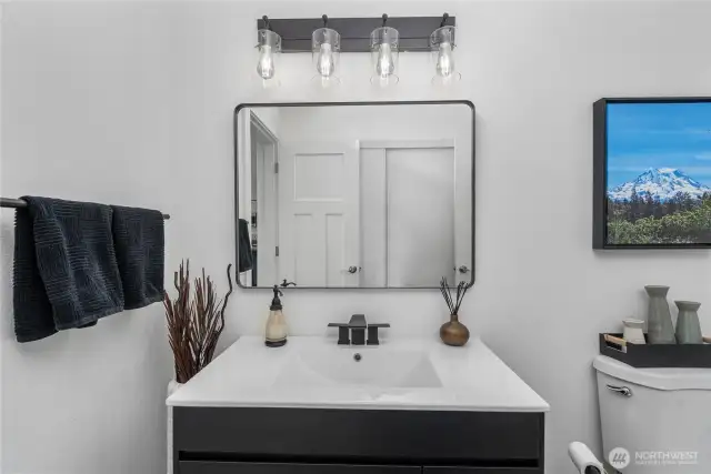 Mainfloor 1/2 bathroom