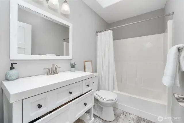 Upstairs full bathroom