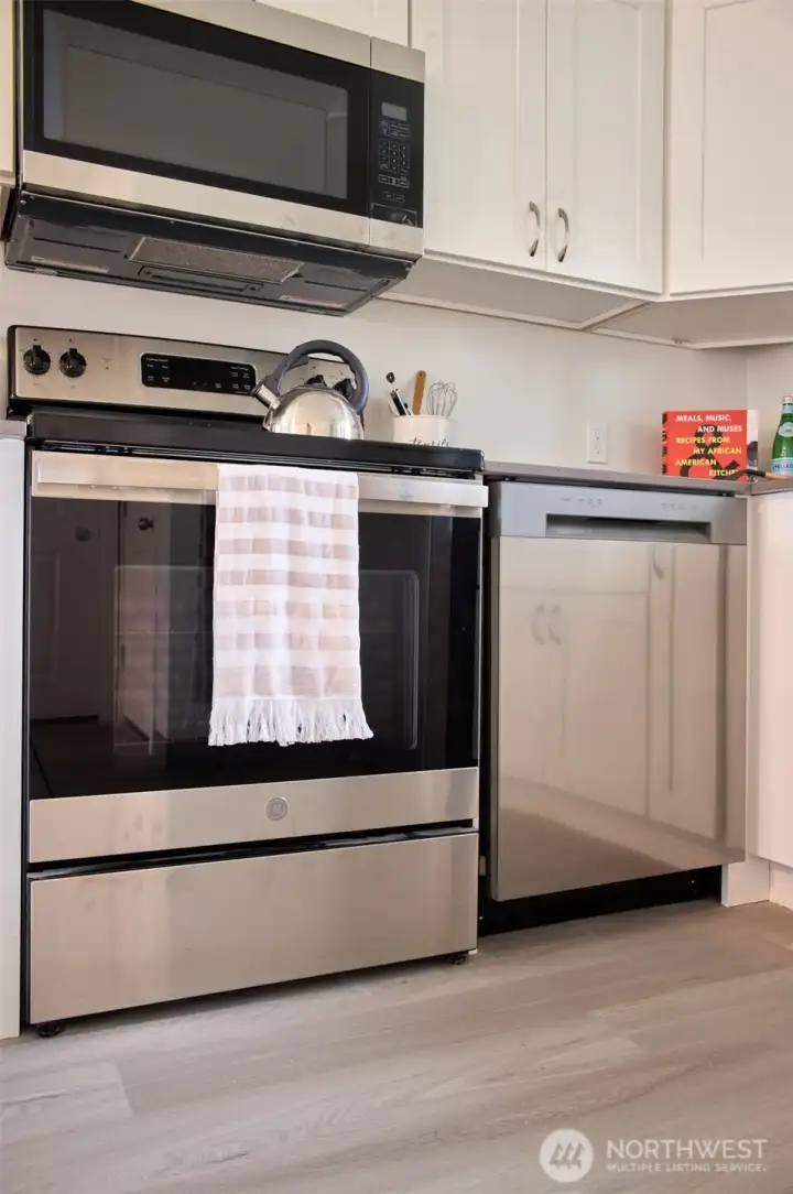 Staging removed. LVLP flooring continued in kitchen.