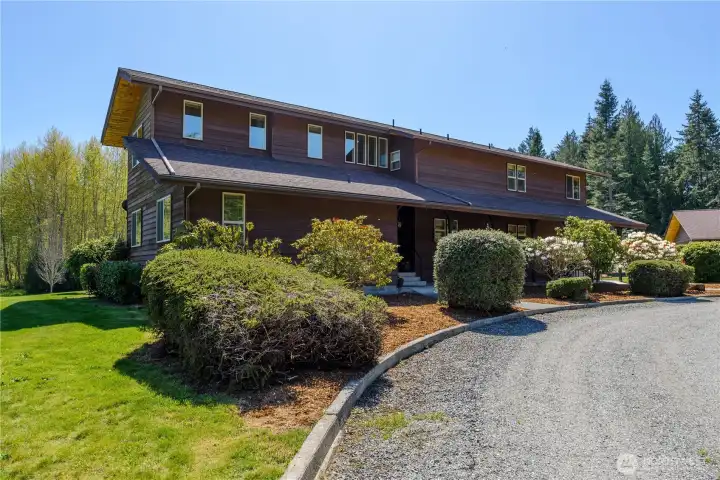 This home and land are dressed to impress!