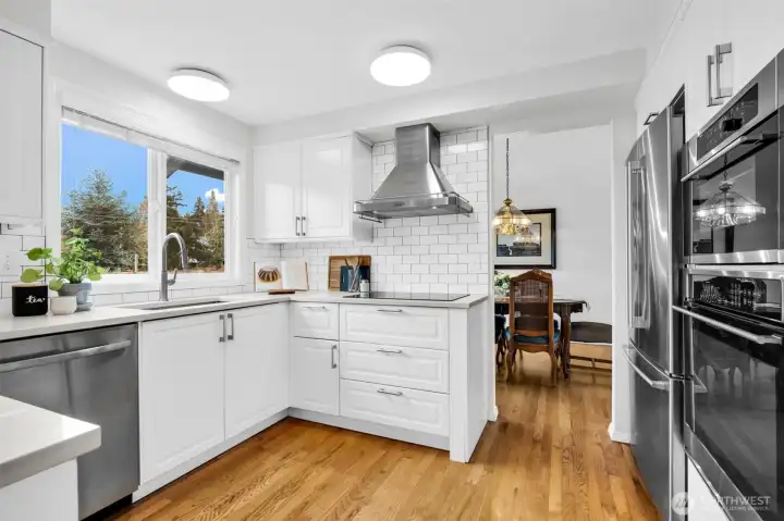 Quartz countertops and soft close drawers