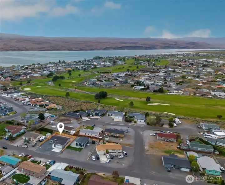 Columbia river and golf course in walking distance