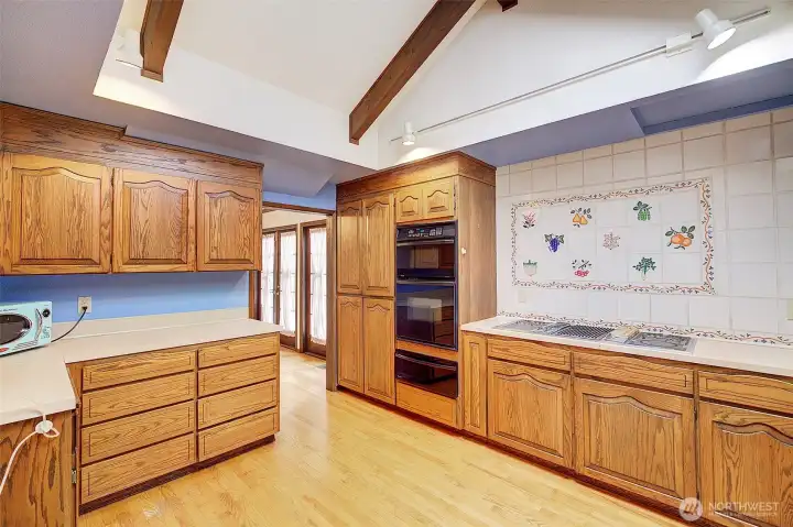 Kitchen eating area enrty