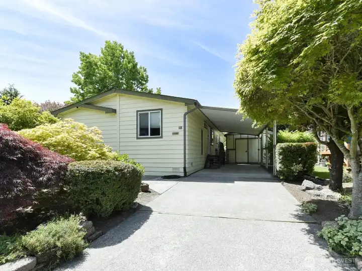 Welcome to this special house tucked in the corner of the cul-de-sac, ready for you to make your own personal touches to make it your new home in Hollyhills community in Bothell.  This is affordable home ownership as you own the land and can enjoy and personalize your yard space.