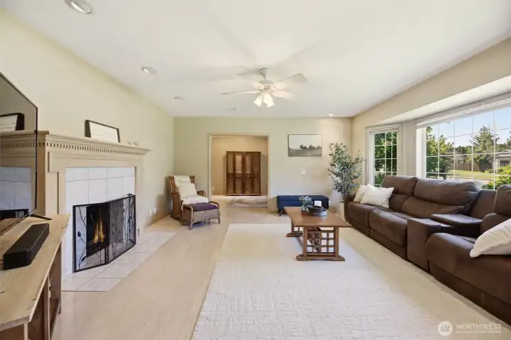 Large Front Bay window for lots of natural light