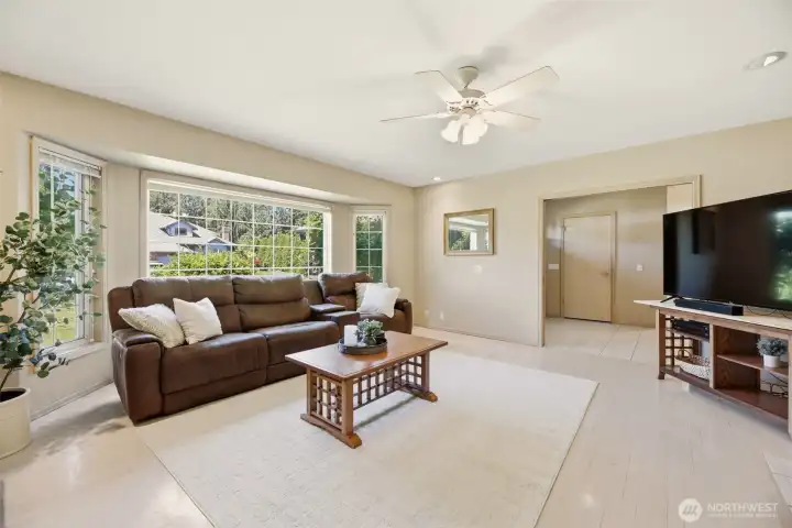 Front Living Room - Looking to the entry