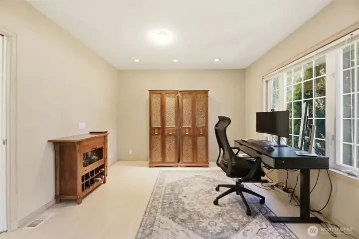 Office or formal dinning area