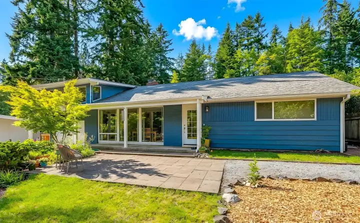 Fab mid-century almost all one level home. (Loft, bonus room, above the garage. Fab mid-century almost all one level home. (Loft, bonus room, above the garage.