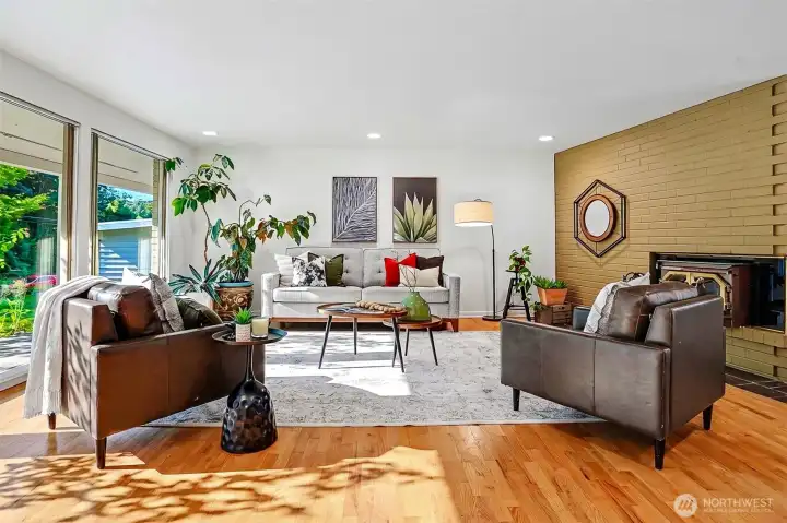 Complete with fireplace. Complete with fireplace.