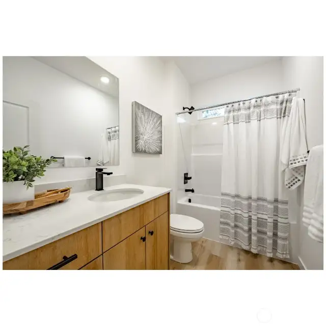 Guest Bathrooom between guestrooms.