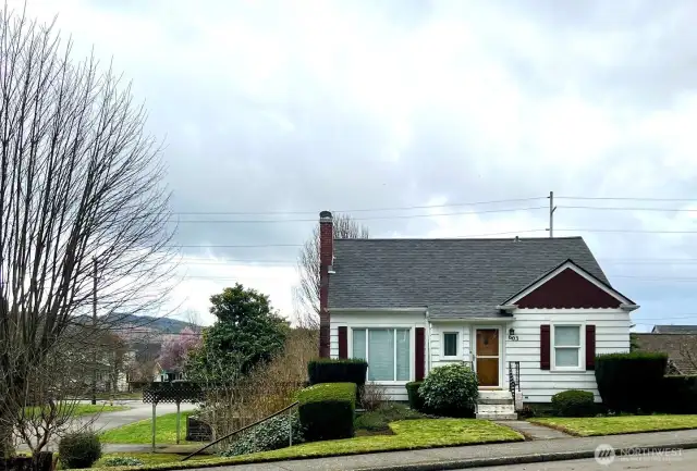Charming home in the sweet town of Montesano.