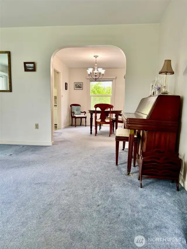 Direct view from the entry in to the dining room