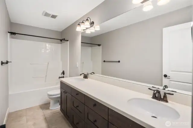 Hall Bath - Upper