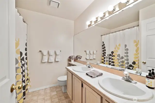 Full bath on the upper level.