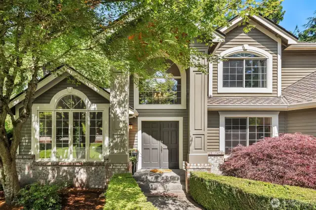 Located in Claremont, a little known neighborhood in heart of Sammamish, minutes on both foot, or on wheels to Met Market, Pine Lake. The weekly farmers market is a short stroll away