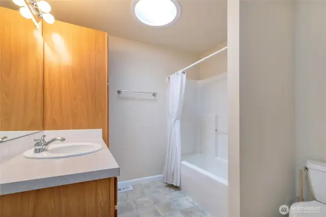 Full bath off additional bedrooms