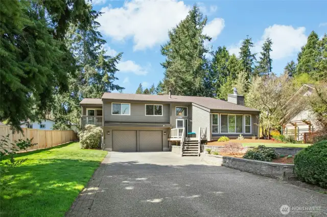 This home is in the sought-after Vasa Park community, just half a mile from Lake Sammamish with easy access to I-90 and I-405.