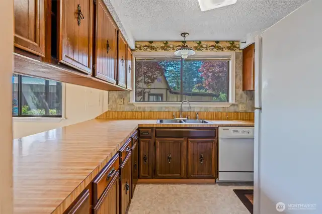 Cozy kitchen with plenty cabinet space