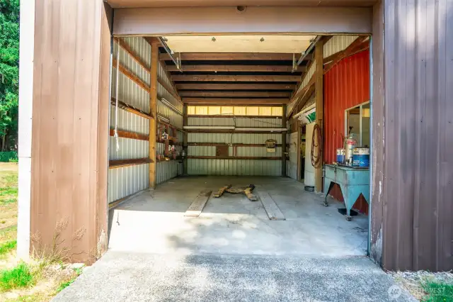 Shop bay with lift