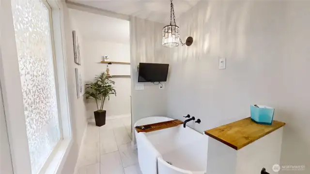 Primary bath soaking tub with TV mount