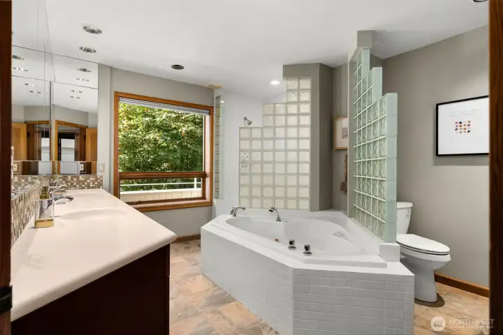 Primary en-suite bathroom