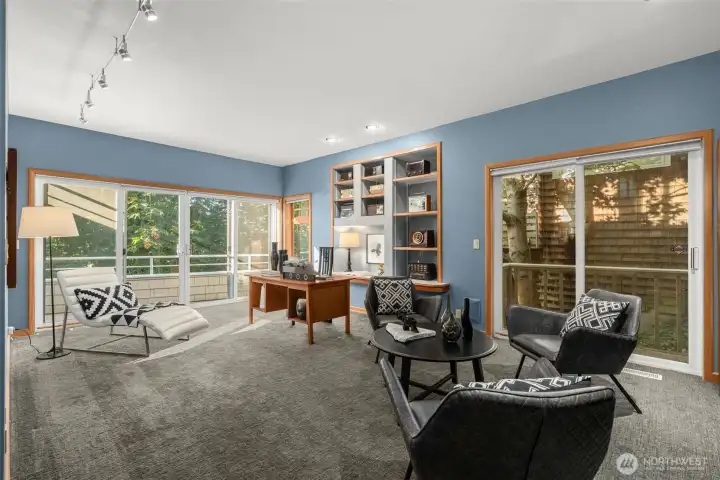 Sophisticated office space ideal for working from home