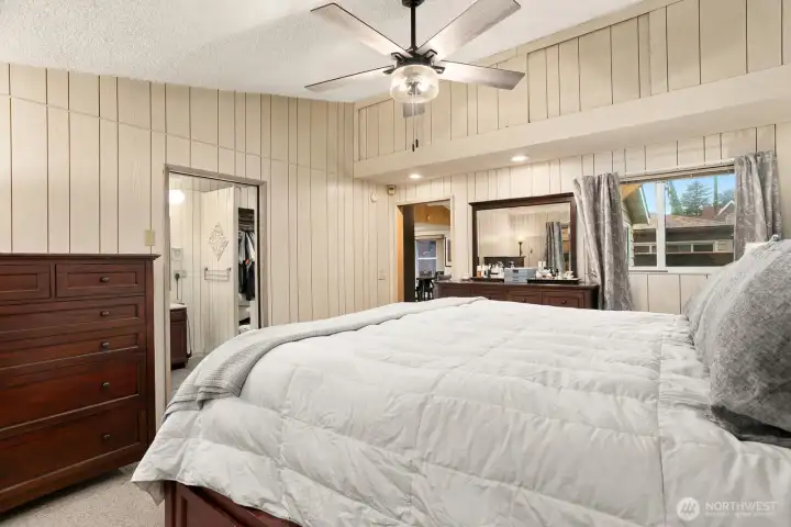 Primary bedroom w/ 3/4 bath and walk-in closet