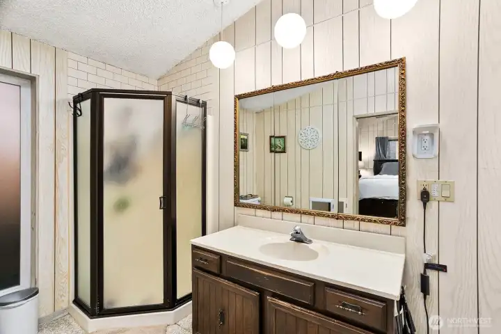 Primary bedroom w/ 3/4 bath and walk-in closet