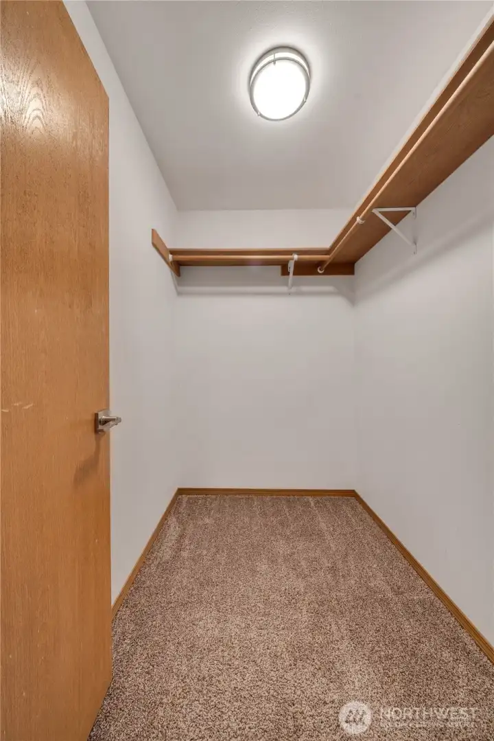 Bed 1 walk in closet