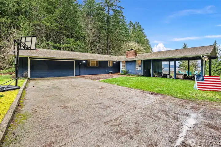 Two car garage. Lots of parking