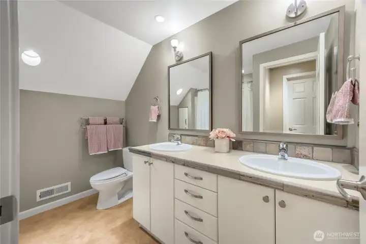 Full bathroom servicing bedrooms 2 and 3.