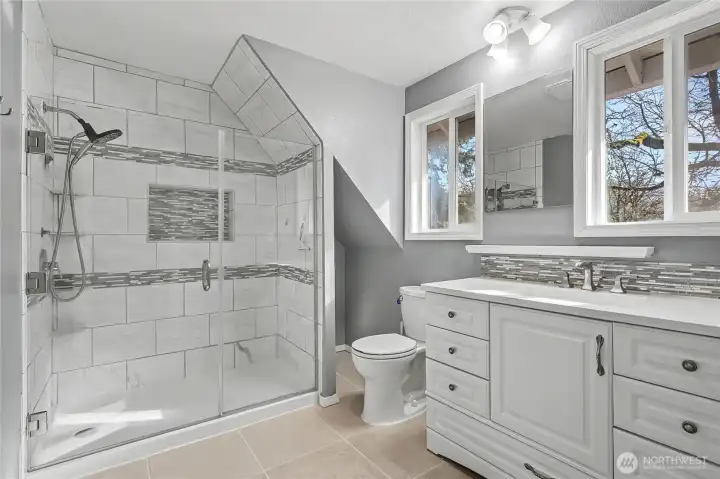 Upstairs remodeled 3/4 Primary Bath!