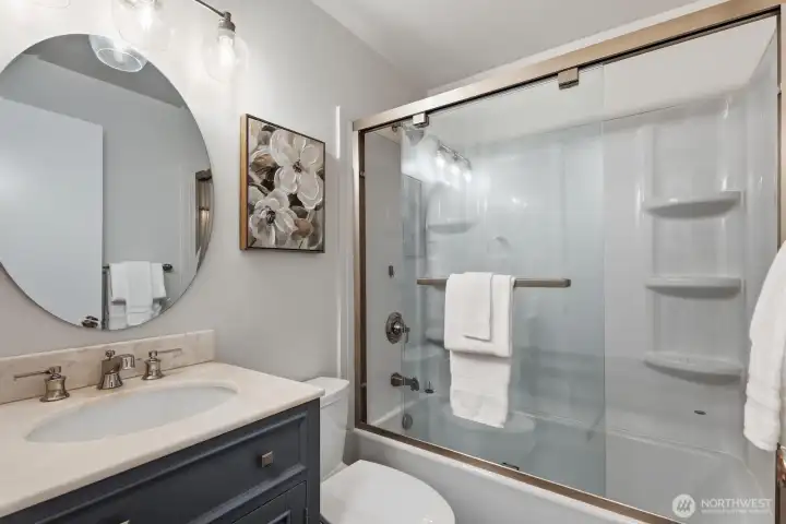 Full bath on the upper level.