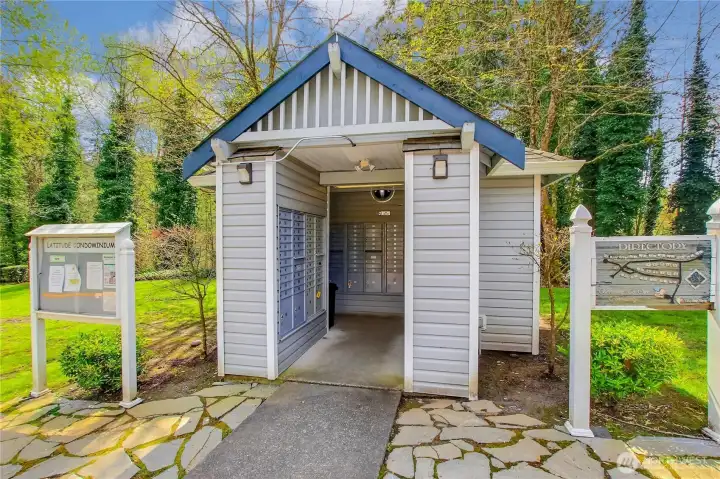 walking distance to the Mailbox