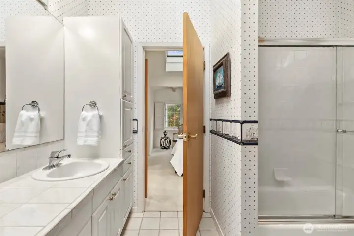 A peek at the Jack-n-Jill bath with full tub/shower.