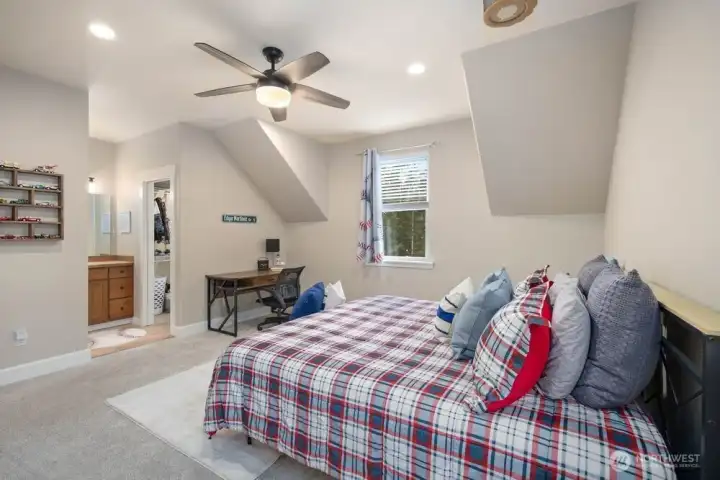 Large upstairs bedrooms w/shared bath, private sinks and walk-in closets