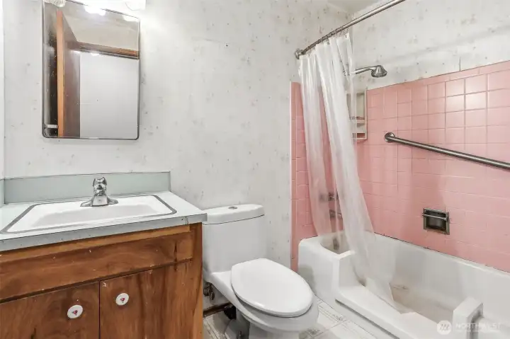 Full bath upstairs.