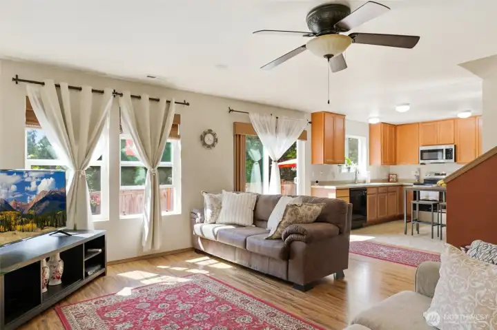 Living room w/ ceiling fan Living room w/ ceiling fan