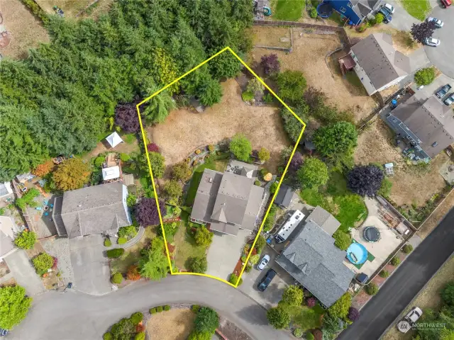 The aerial view gives you perspective of the many possabilities the yard can provide.