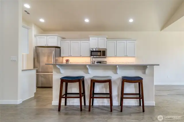 Eat in kitchen bar with Quartz Countertops