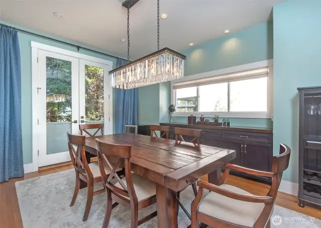 Enjoy both style and functionality in the dining room with a custom built-in banquette.
