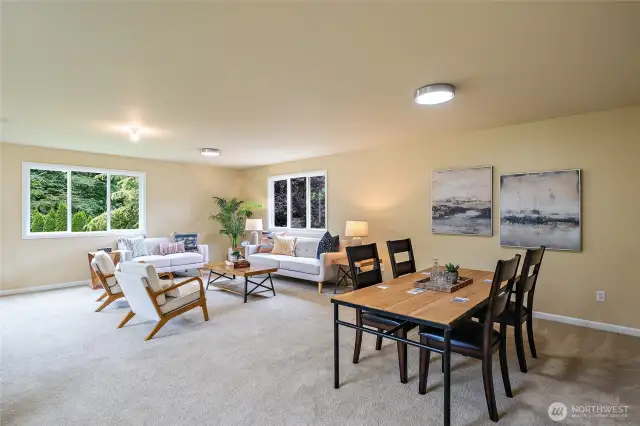 Huge Upper level bonus room!