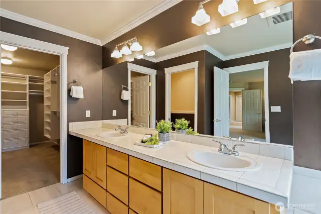 Primary en-suite bath with dual sinks and walk-in closet
