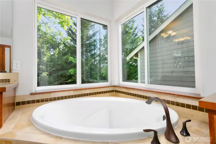 Large bath tub with corner windows