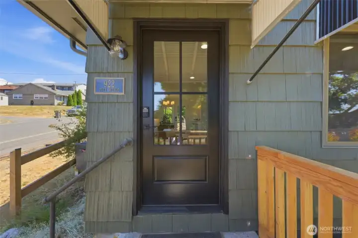 Step inside to this beautifully remodeled home! Step inside to this beautifully remodeled home!