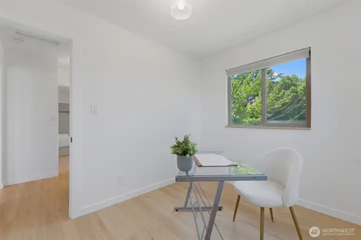 Guest bedroom or an office - you choose! Guest bedroom or an office - you choose!