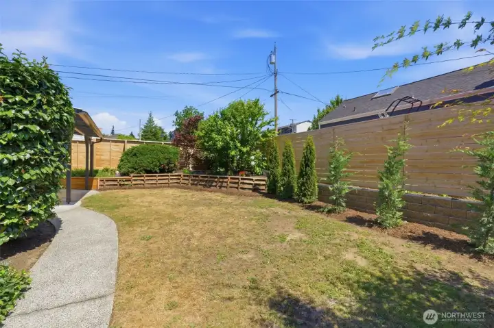 Room to entertain, garden and relax in the backyard! Room to entertain, garden and relax in the backyard!